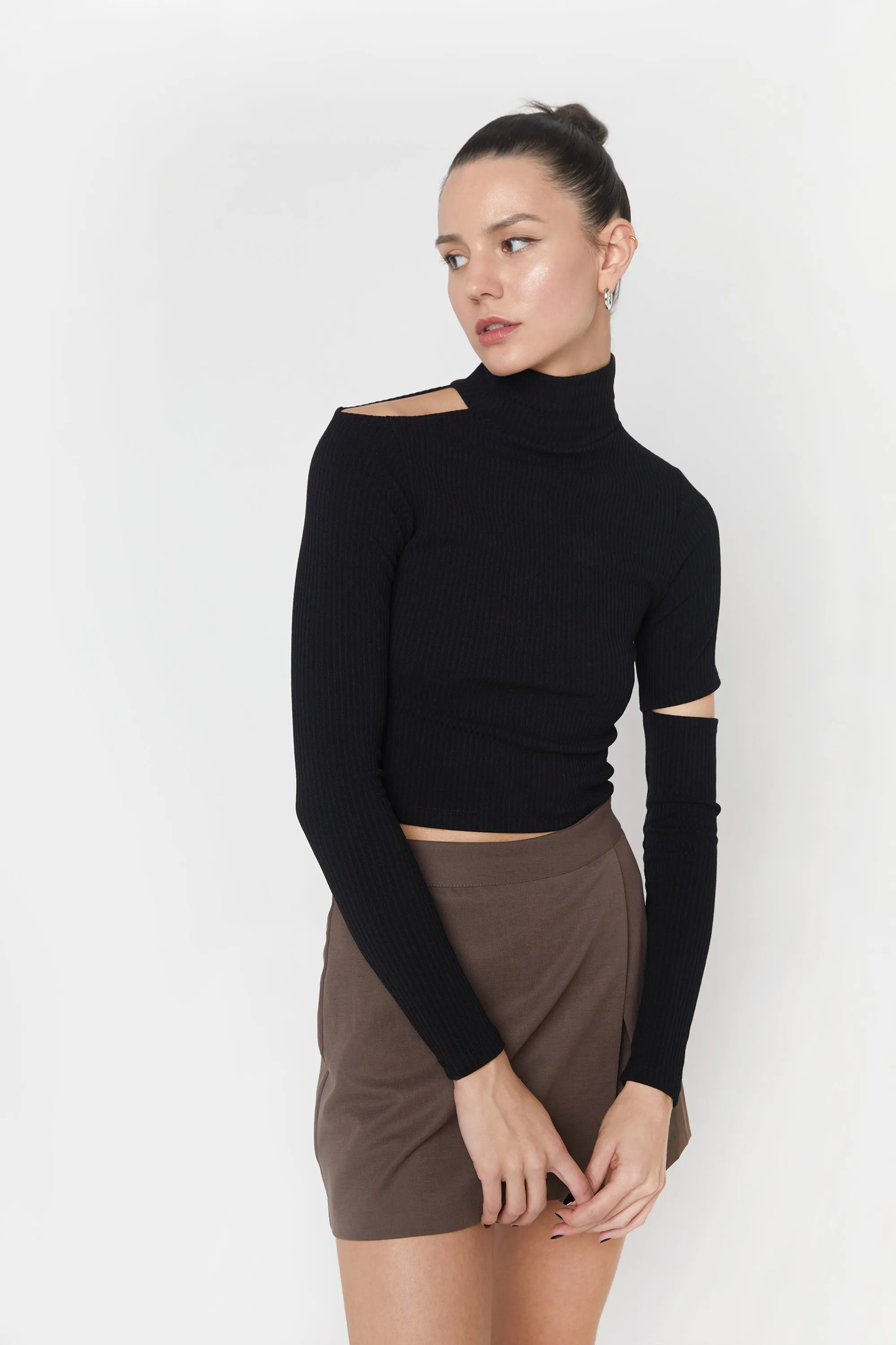 CUTOUT TURTLENECK TOP