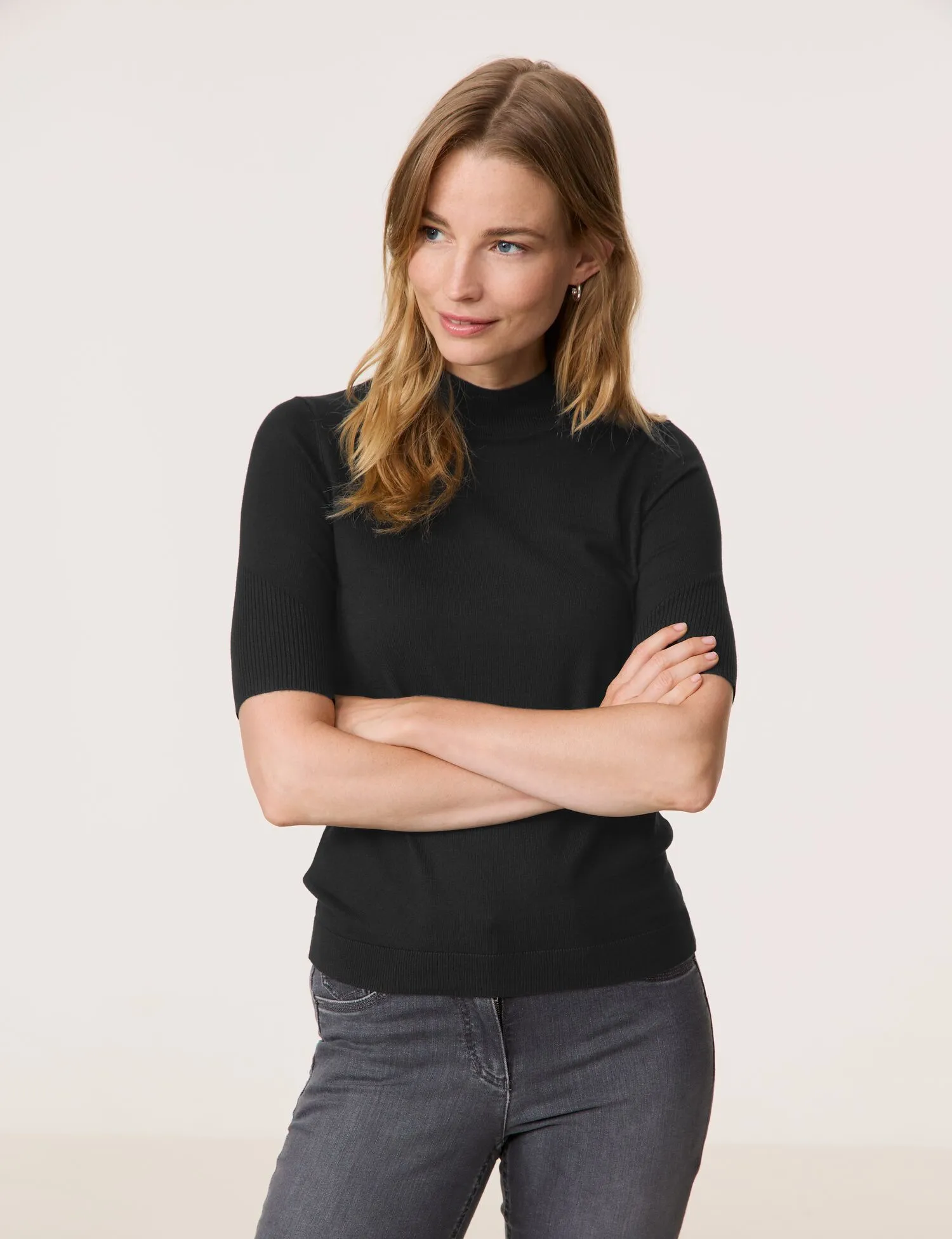 Short sleeve jumper with a turtleneck