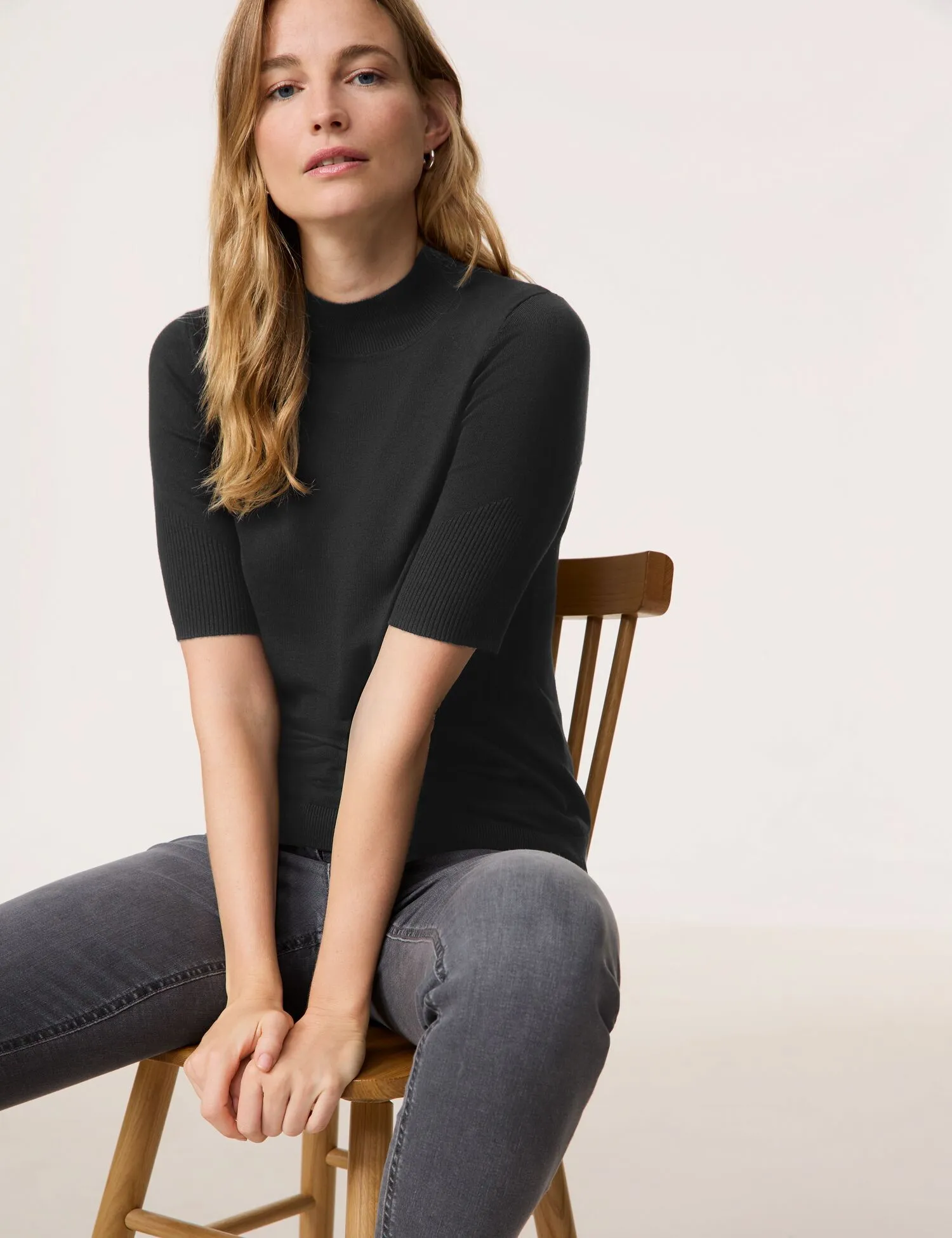 Short sleeve jumper with a turtleneck