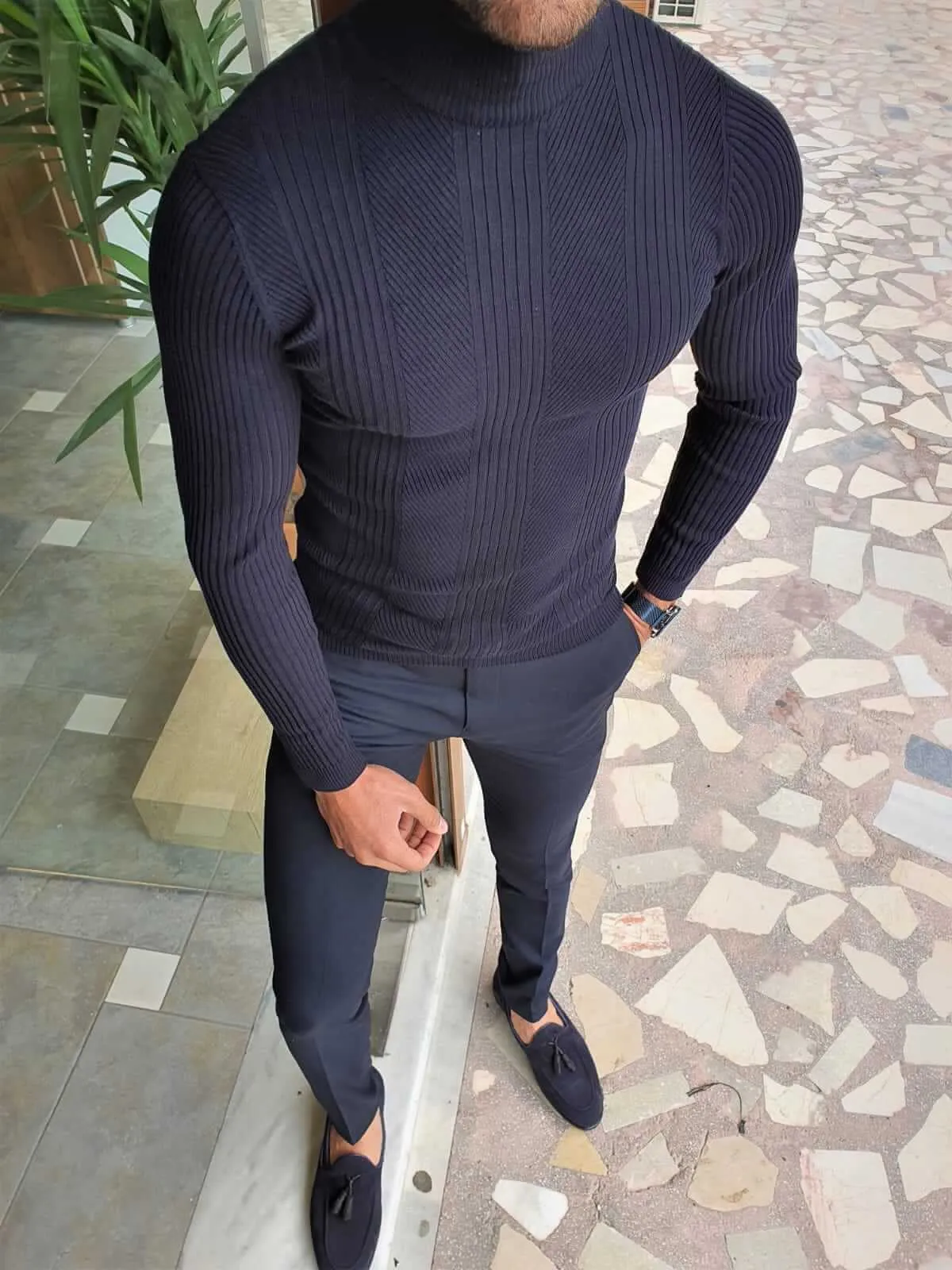 SLEEK NAVY BLUE WOOL TURTLENECK