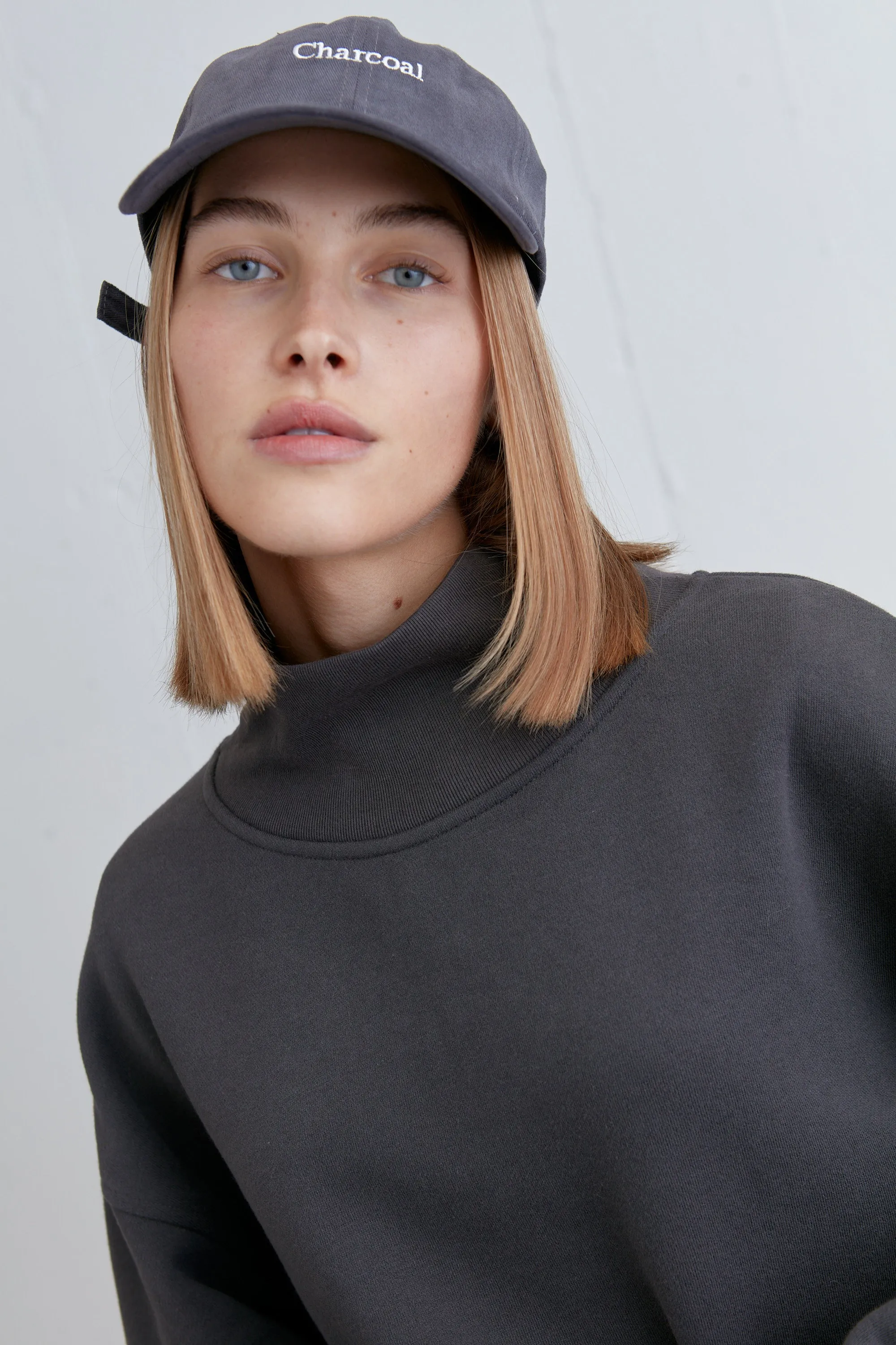 TURTLENECK SWEATSHIRT